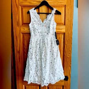 Lace wedding dress, brand new, size medium